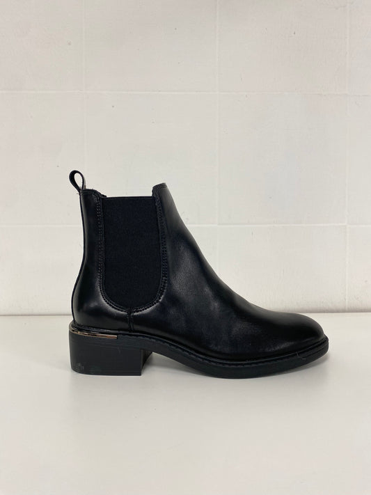 Leather ankle boot with elastic