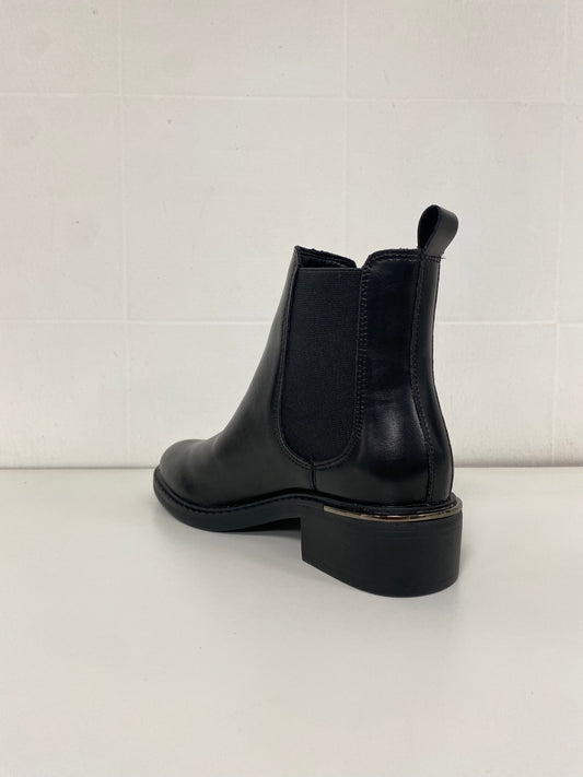 Leather ankle boot with elastic