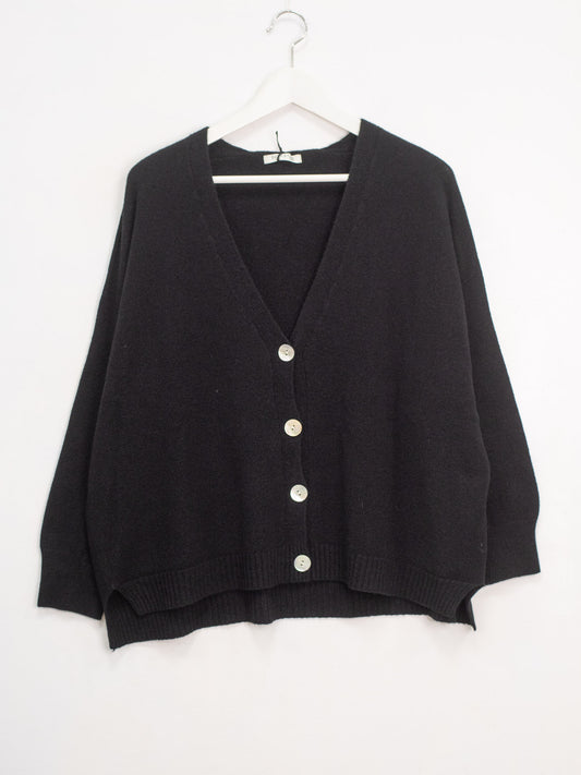 Cardigan over nero