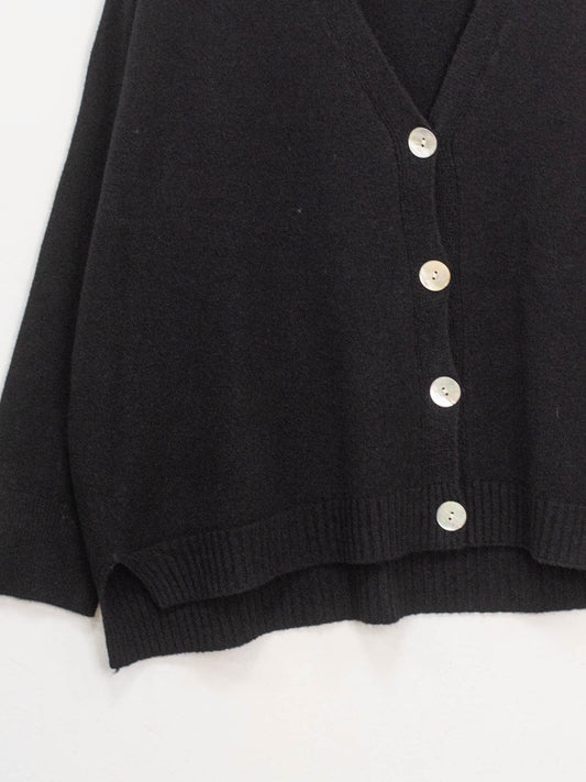 Cardigan over nero