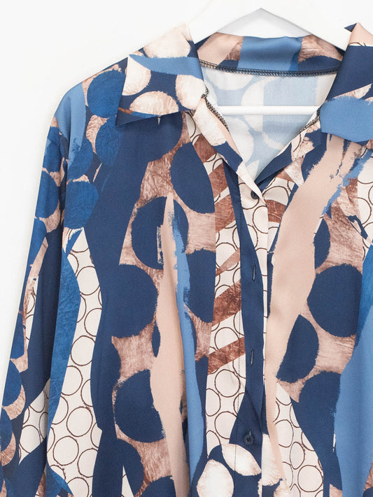 Curvy patterned satin shirt