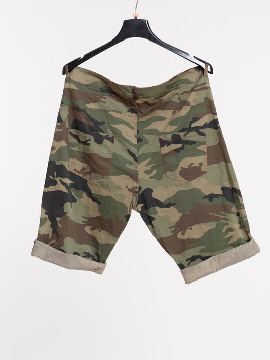 Curvy camouflage Bermuda shorts