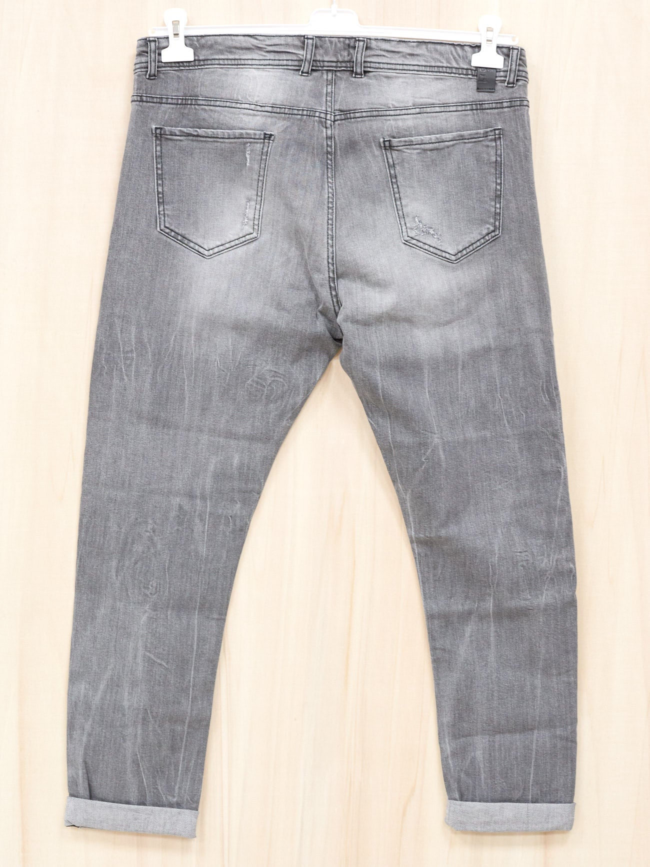 Jeans aderenti con effetto rotto